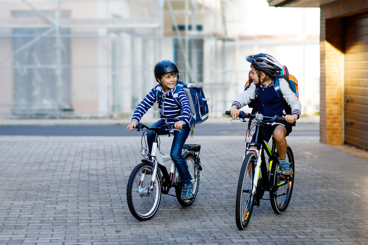 Bambini in bicicletta in tutta sicurezza